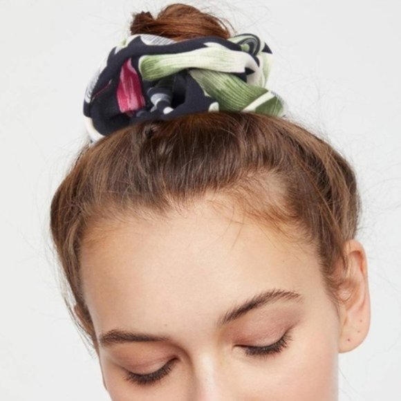 Floral Scrunchie - Black Mustard Red - Picture 8 of 11